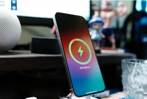 桃城苹果15换屏服务分享用什么充电器给iPhone15充电更好 